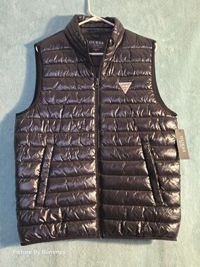 NWT GUESS Packable Puffer Vest in black. It's lightweight & water-resistant.